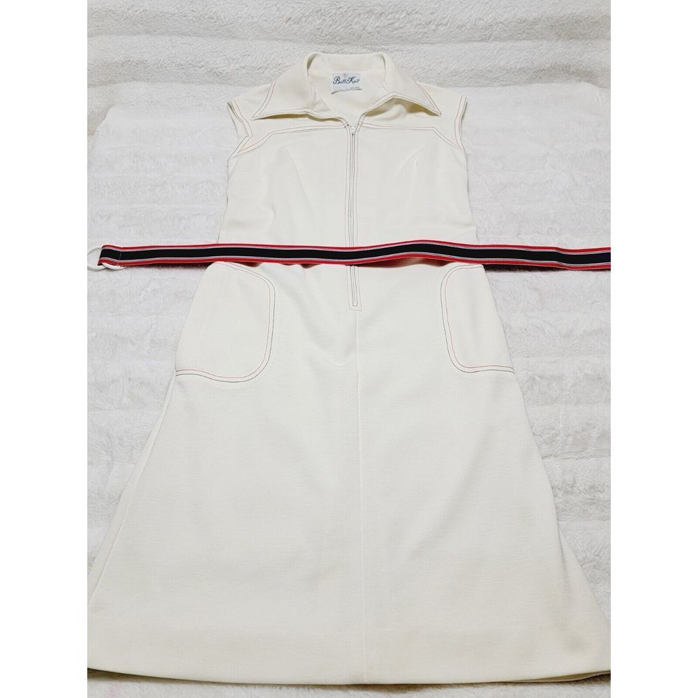 Early 70s Butte Knit Women's Dress Size XS White With Contrast Stitching & Belt